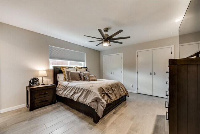 Building Photo - 3 Bedroom 2 Bathroom 2 Car Garage Duplex i...