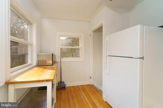 Building Photo - 4400 Garrett Park Rd