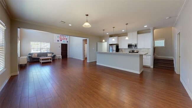 Building Photo - 302 Gilchrist Ave