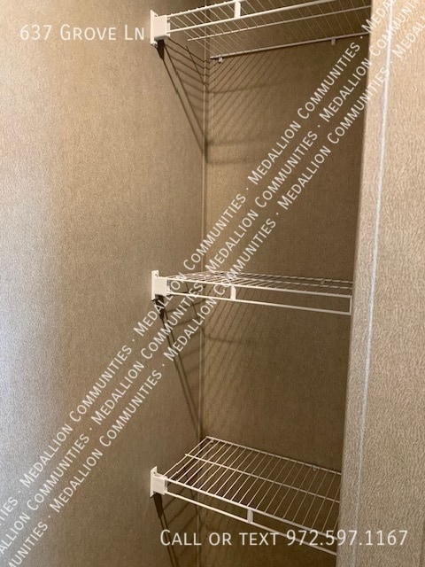 Building Photo - 637 Grove Ln