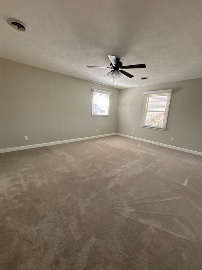 Building Photo - Beautiful 4-Bedroom/2.5 Bath Single-Family Home in Great Neighborhood in Johnson City, TN, with d...