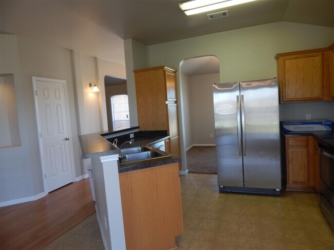 Building Photo - 601 Cattail Cir