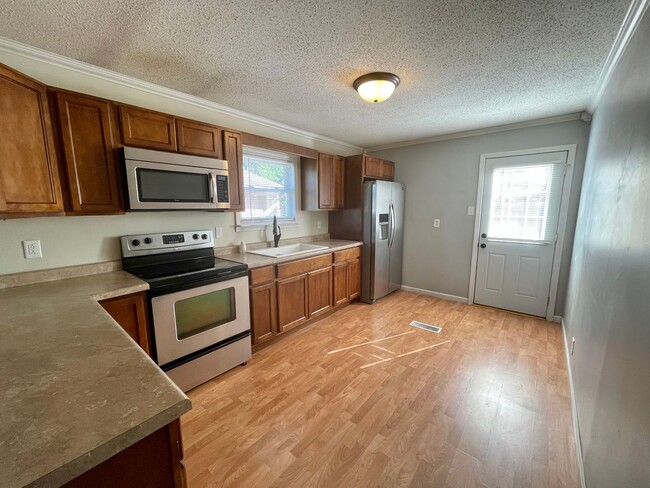 Building Photo - Charming 3-Bedroom, 1.5-Bath Home with Pri...