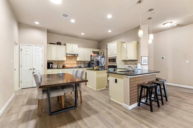 Building Photo - 20921 Windmill Ridge St