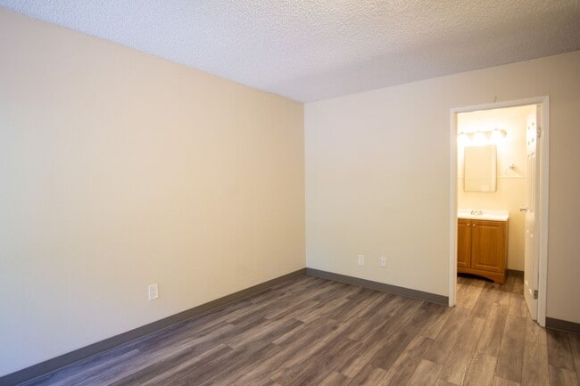 Building Photo - 1-Bdr on Pill Hill: Private Patio & Close ...