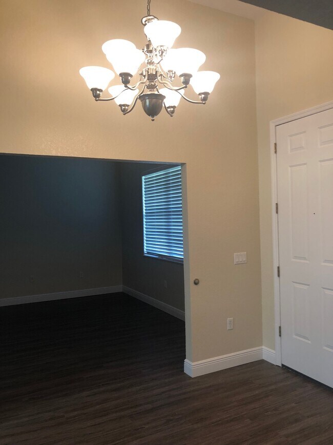 Building Photo - Large House with Bonus Room