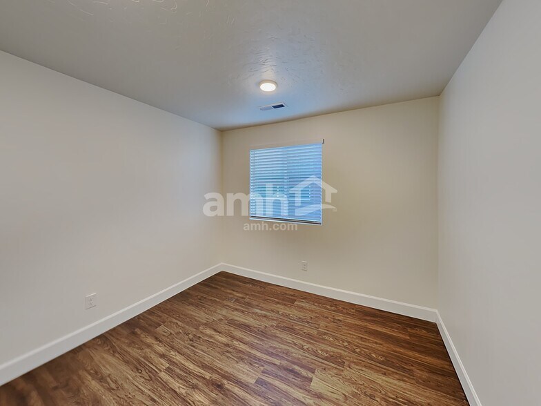Building Photo - 6818 N Silver Gate Dr