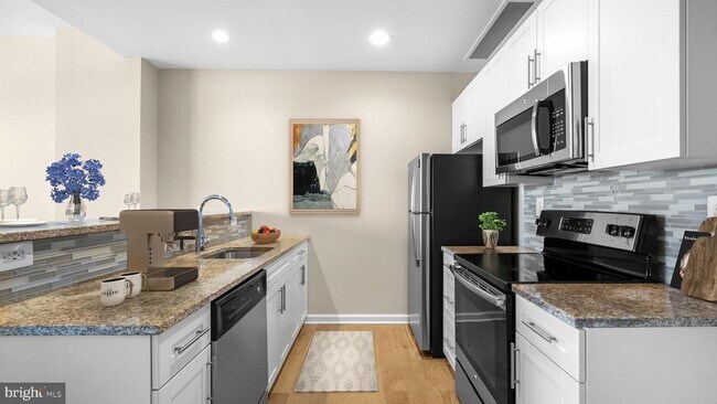 Building Photo - 235 N Christopher Columbus Blvd