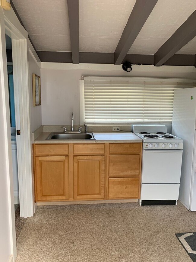 Building Photo - Quaint Kahana Studio- 50 yards to the beach!