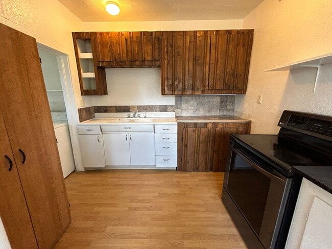 Building Photo - 2 Bed 1 Bath Large House with Fenced Yard and Washer Dryer Hookups