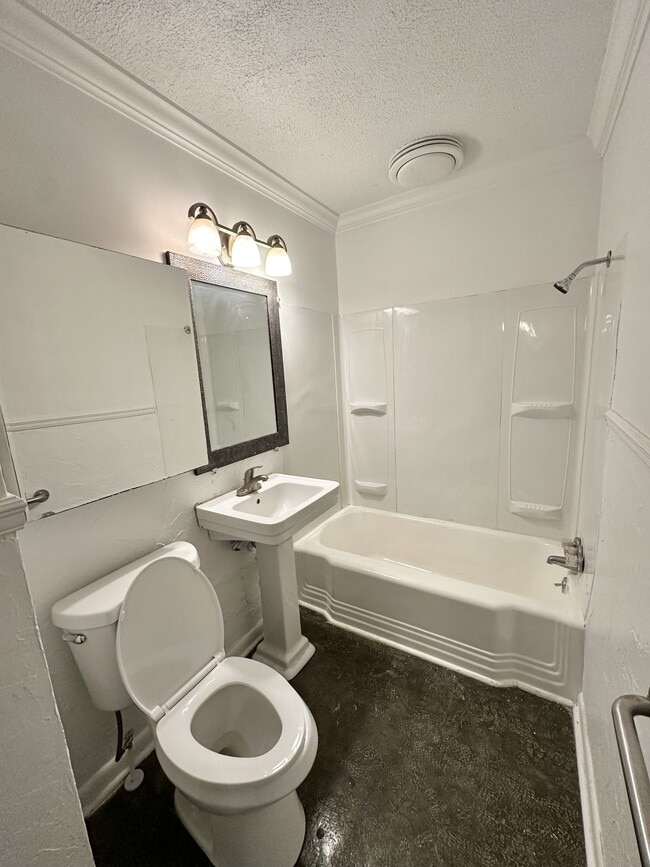 Building Photo - 1341 Pineview Rd