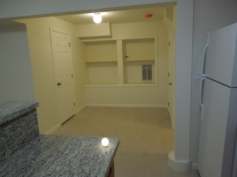 Building Photo - 250 Allen Dr