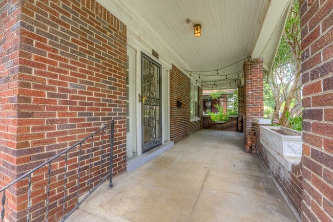 Building Photo - Charming 5BR/2.5BA Brick Bungalow in Vollintine-Evergreen
