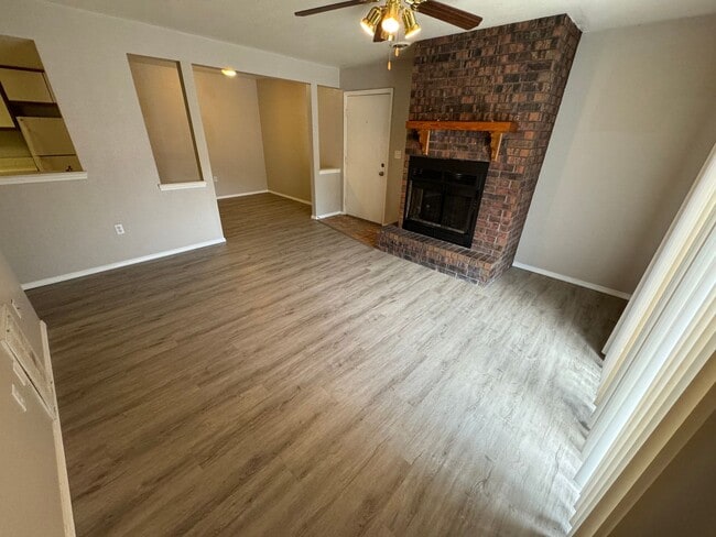 Building Photo - Updated 2 bedroom one bath Apartment in Oz...