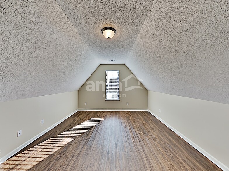 Building Photo - 8716 Nuthatch Ln