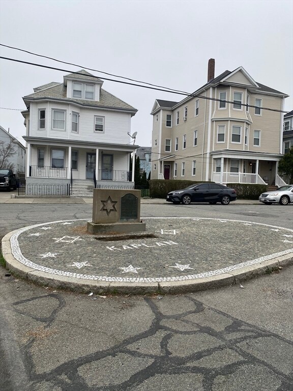 Building Photo - 530 Bolton St