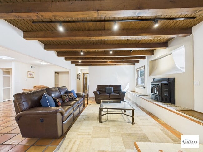 Building Photo - Fully Furnished Home available Now!