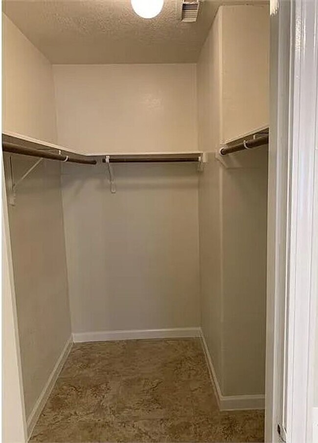 Building Photo - MOVE IN SPECIAL - 1/2 OFF FIRST MONTHS RENT!