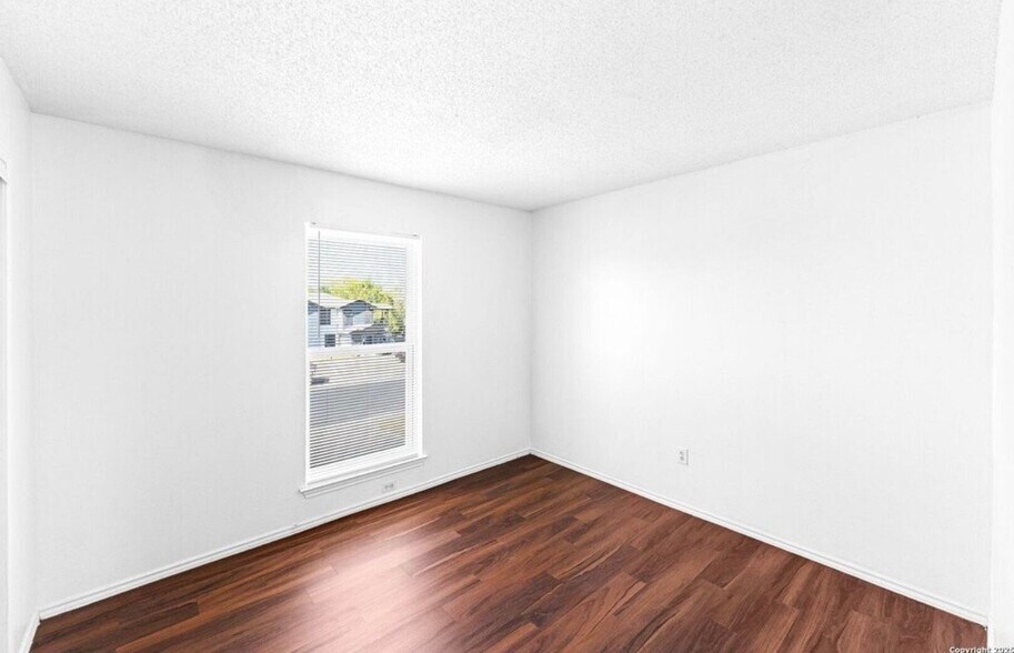 Building Photo - 7568 Windsor Oaks