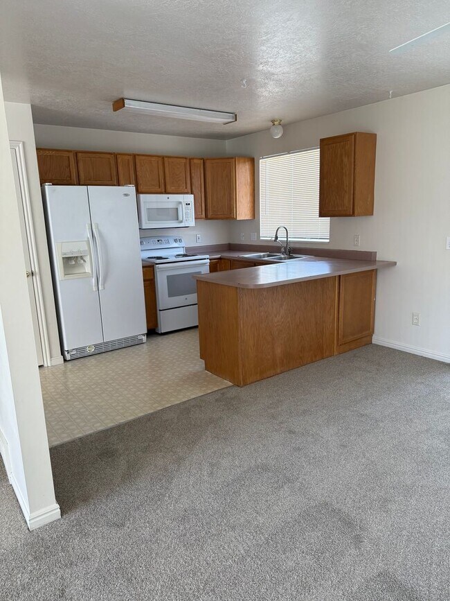 Building Photo - Clearfield 4 bedroom, 3 bathroom home. Big...