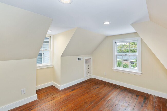 Building Photo - 3 Bedroom, 1.5 Bathroom Home Downtown - Charleston