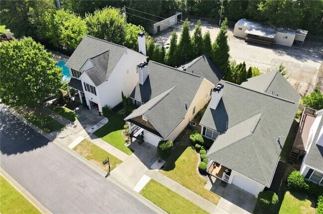 Building Photo - 726 Gardenside Cir SE