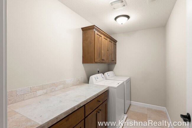 Building Photo - 4 Bedroom 3 Bath Upscale Luxury Fishers Landing Townhome