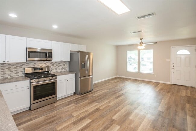 Building Photo - 6026 Bluebell Cir