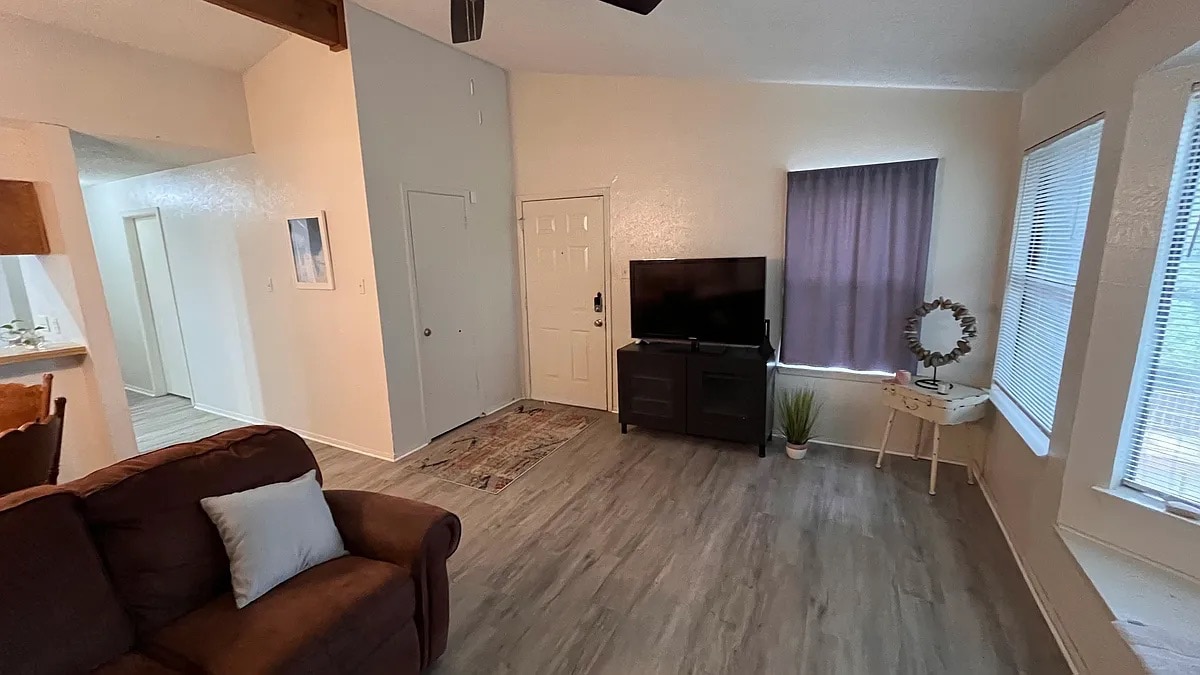Building Photo - Room in Apartment on Indio Dr