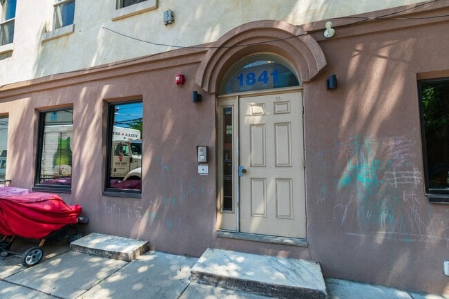 Building Photo - 1841 Bainbridge St