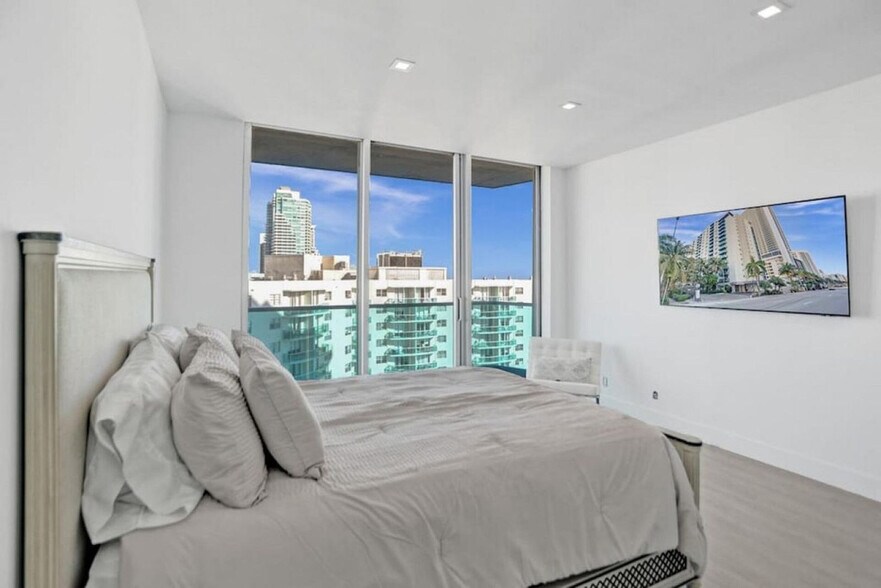 Building Photo - 4001 S Ocean Dr