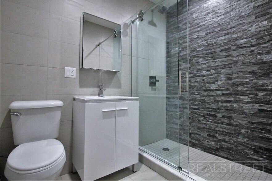 Building Photo - Spacious 2 BED in Bushwick!