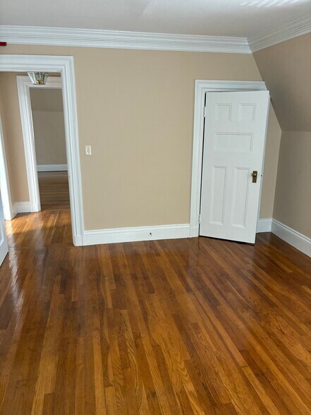 Building Photo - 131 Irving Ave