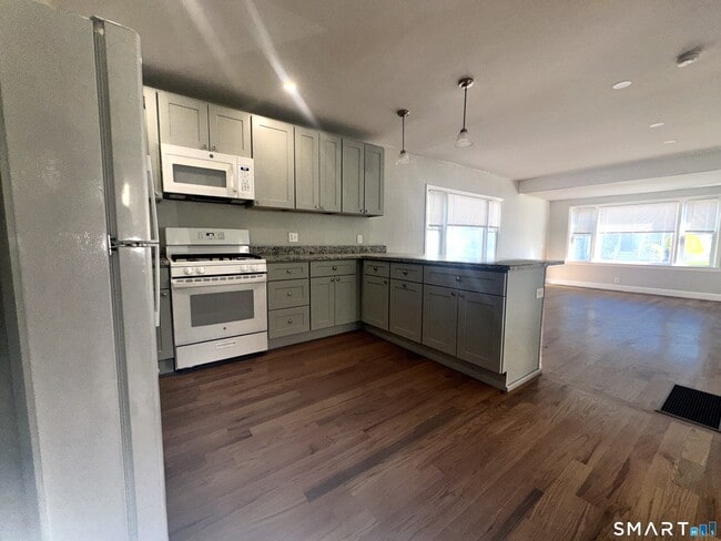 Building Photo - 105 Churchill St