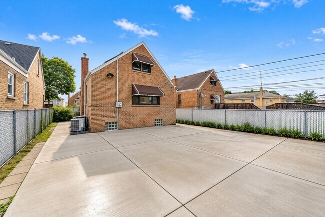 Building Photo - 6452 S Knox Ave