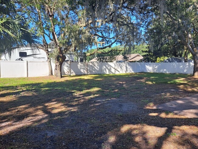 Building Photo - Charming 3/2 Bungalow