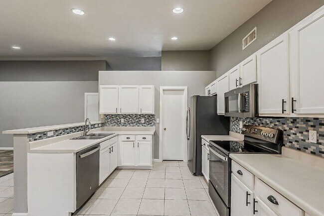 Building Photo - 841 N Hillridge