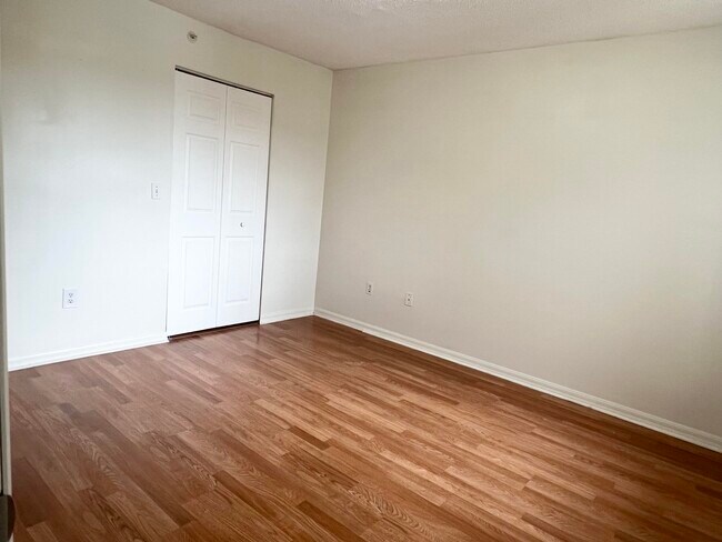 Building Photo - 900 Crestwood Ct S