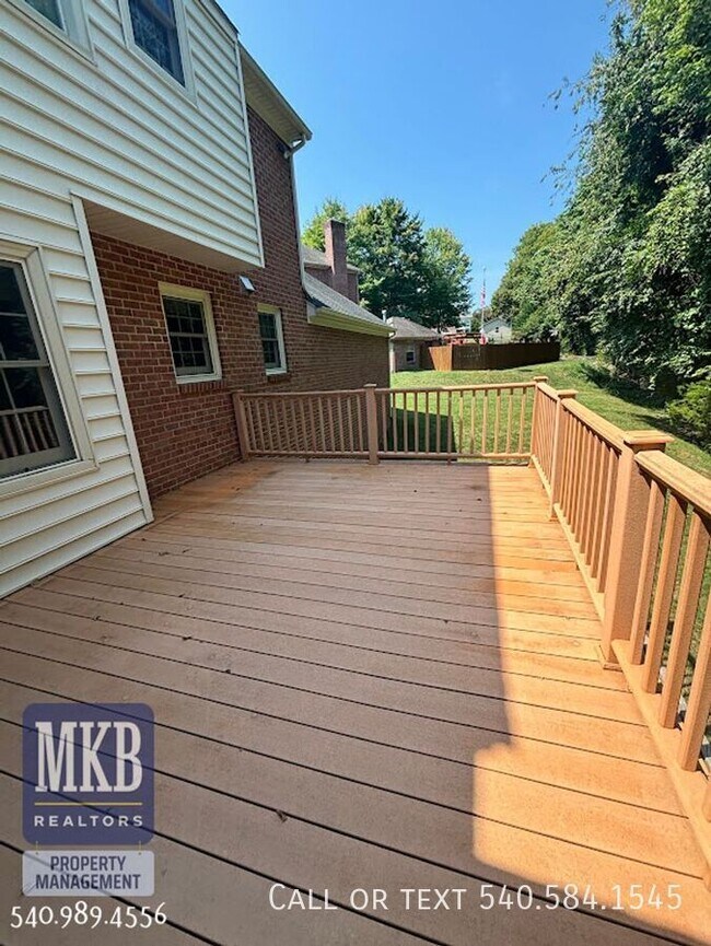 Building Photo - 5175 Lakeland Dr