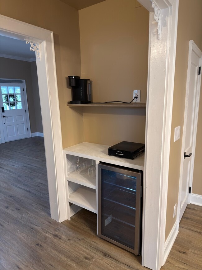 Building Photo - 302 N Sumner St