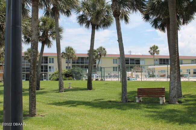 Building Photo - 719 S Beach St