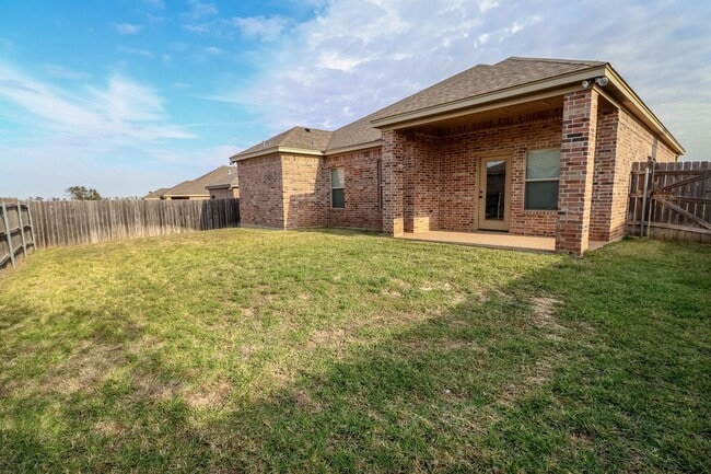 Building Photo - 4 Bedroom Single Family Home:  Move in Special: 3 weeks free with approved application by Decembe...