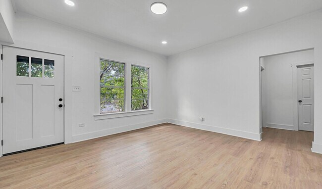 Building Photo - Spacious 4BD 2BA Home in Waco