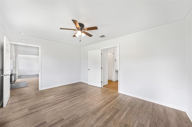 Building Photo - 914 Peggotty Pl