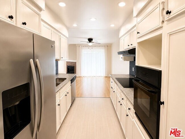 Building Photo - 5870 Green Valley Cir