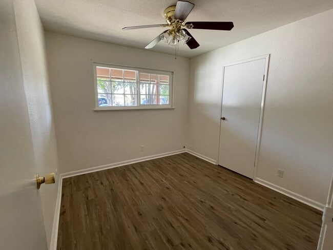 Building Photo - 4 Bedroom 2 Bath Ranch Style Home in Lemoore