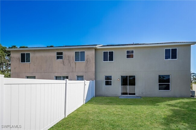 Building Photo - 661 Chavers St E