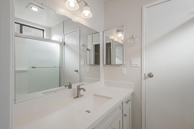 Building Photo - Beautifully Renovated 2-Bedroom 1.5-Bathro...