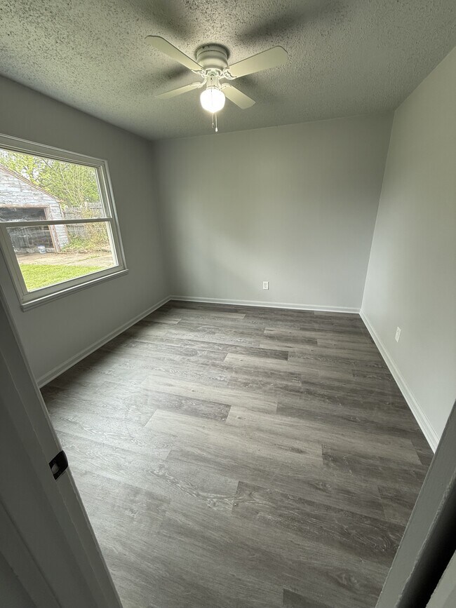 Building Photo - 44 S Bon Air Ave