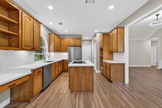 Building Photo - 2015 Rosalyn Ct